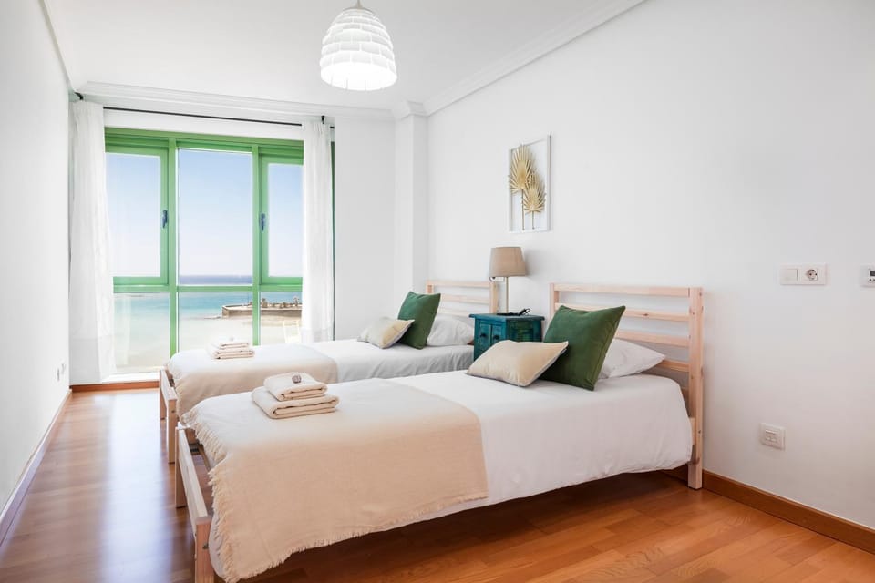 Photo of the whole room, Sea view