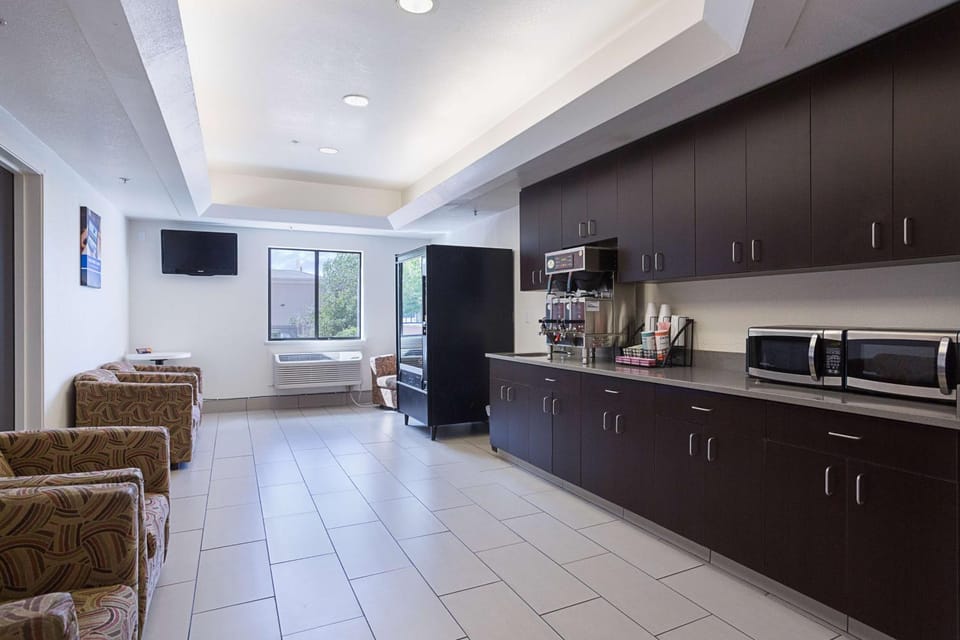 Coffee/tea facilities, Lobby or reception, Seating area, On site, microwave, vending machine