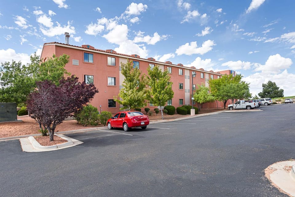 Property building, Day, On site, Time of day, Parking