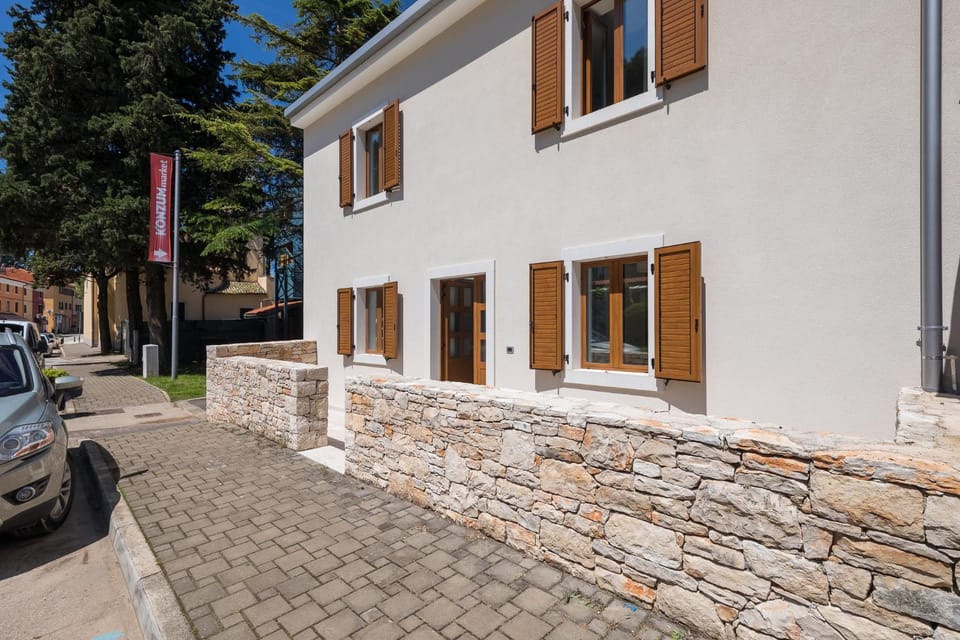 Property building, Patio, Facade/entrance