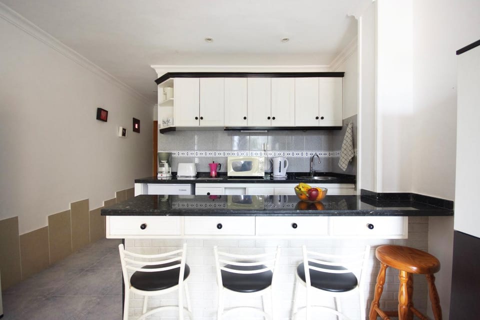 Kitchen or kitchenette, minibar, stove