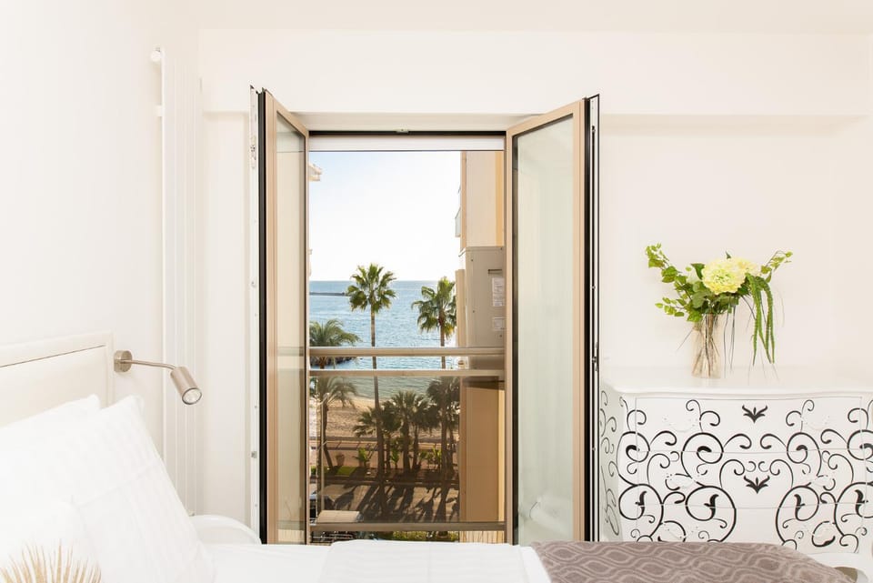On La Croisette: new 2 bedrooms with sea view Apartment in Cannes