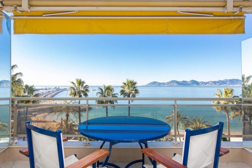 On La Croisette: new 2 bedrooms with sea view Apartment in Cannes