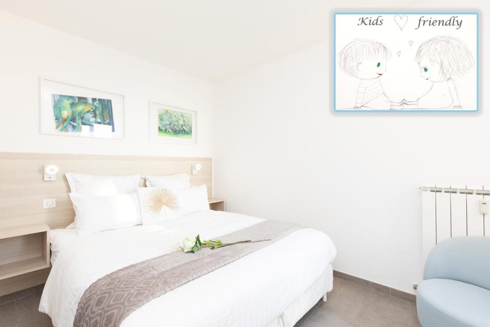 On la Croisette: luxe 2 bedrooms/ 2 baths Apartment in Cannes