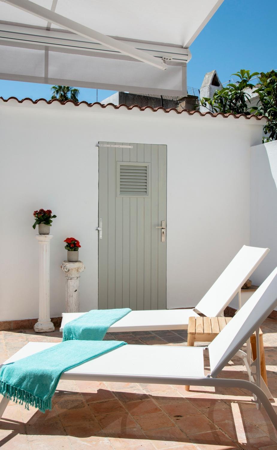 Patio, Day, sunbed