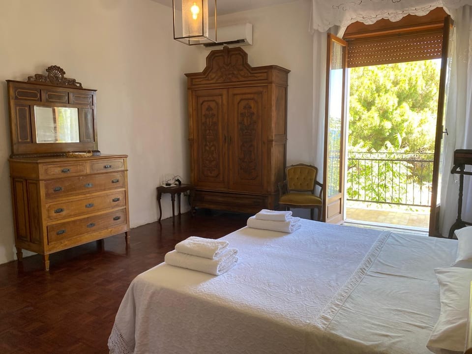 Bed, Photo of the whole room, Bedroom, wardrobe, air conditioner