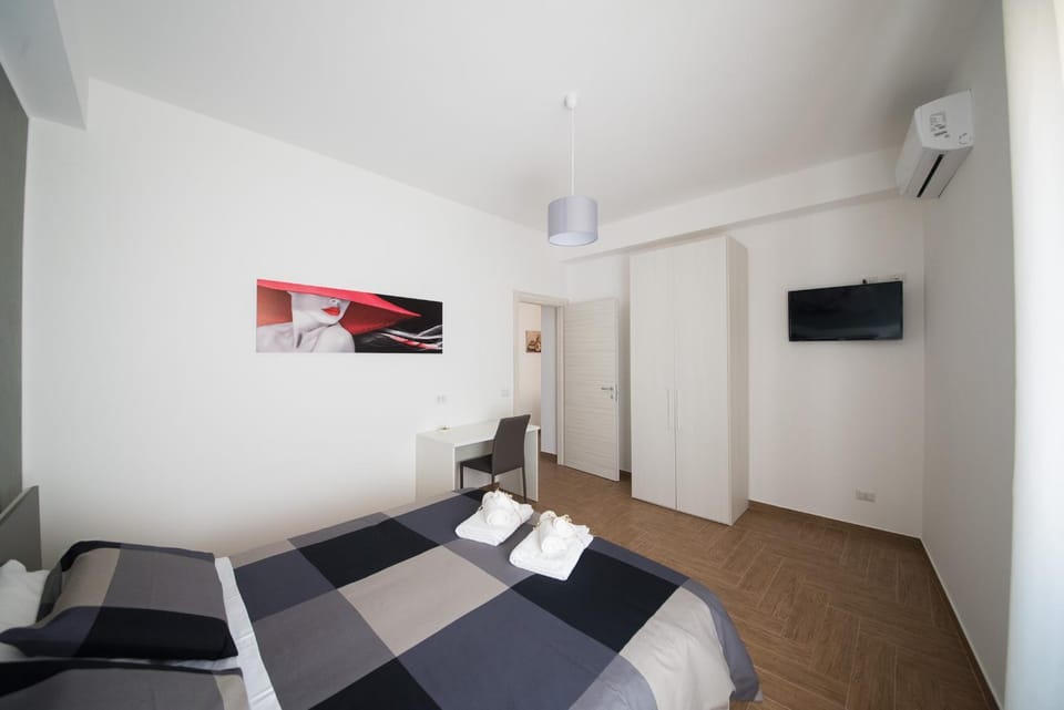 Bed, TV and multimedia, Photo of the whole room