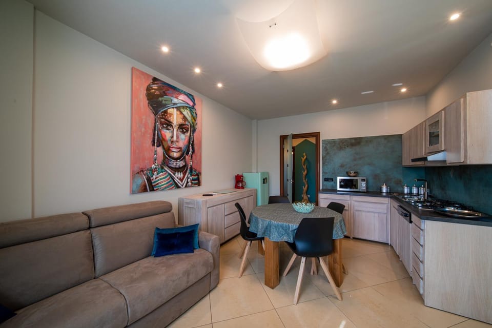 Kitchen or kitchenette, Living room, Seating area, Dining area