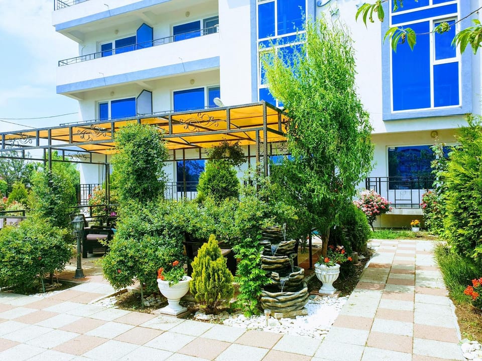 Property building, Facade/entrance, Garden
