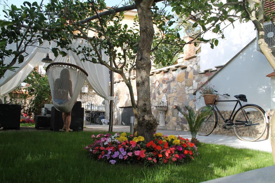 Property building, Patio, Facade/entrance, Garden