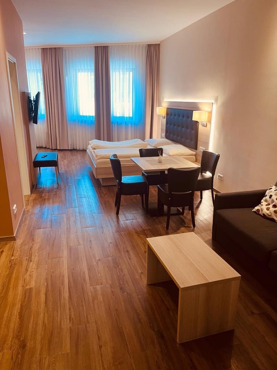 Living room, Photo of the whole room, Seating area, Dining area