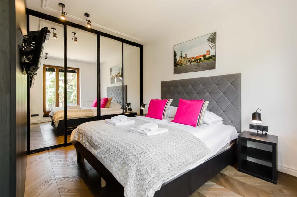 Bed, TV and multimedia, Photo of the whole room, Bedroom, towels, wardrobe