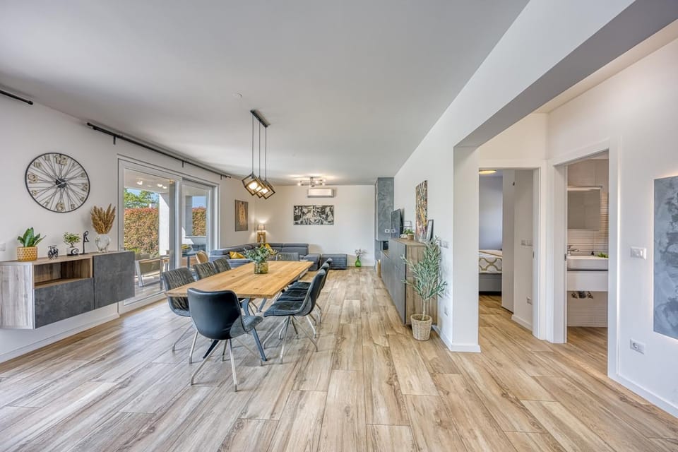 Living room, Dining area