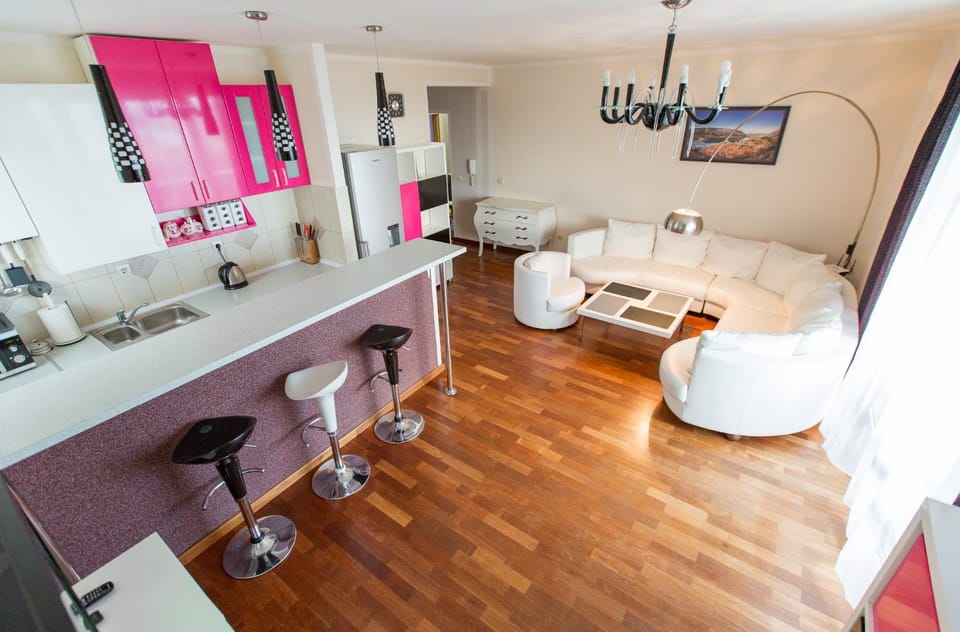 Kitchen or kitchenette, Living room, Seating area, Dining area