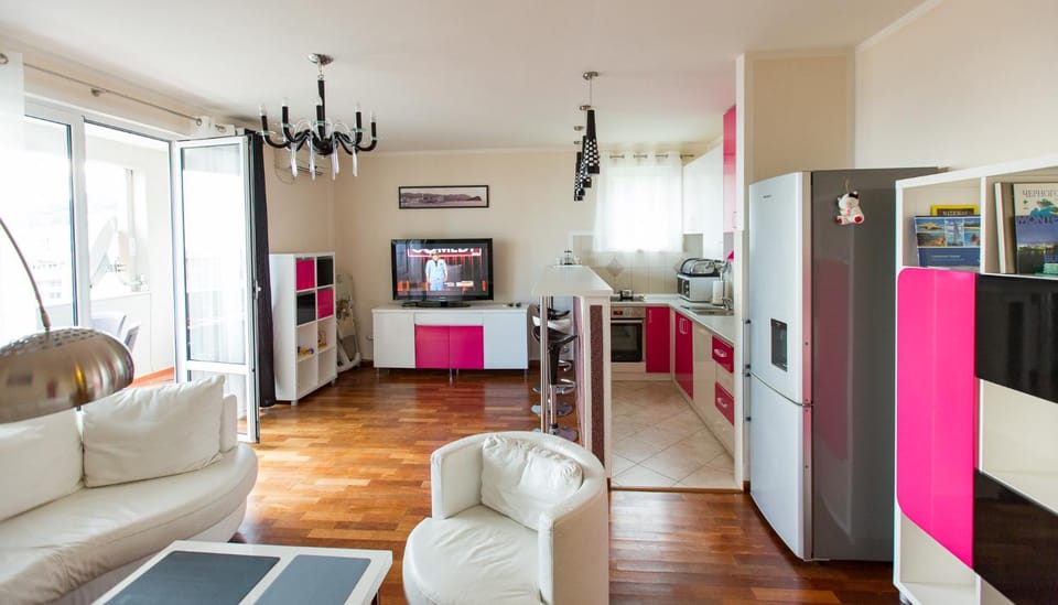 TV and multimedia, Kitchen or kitchenette, Living room, Seating area, Dining area