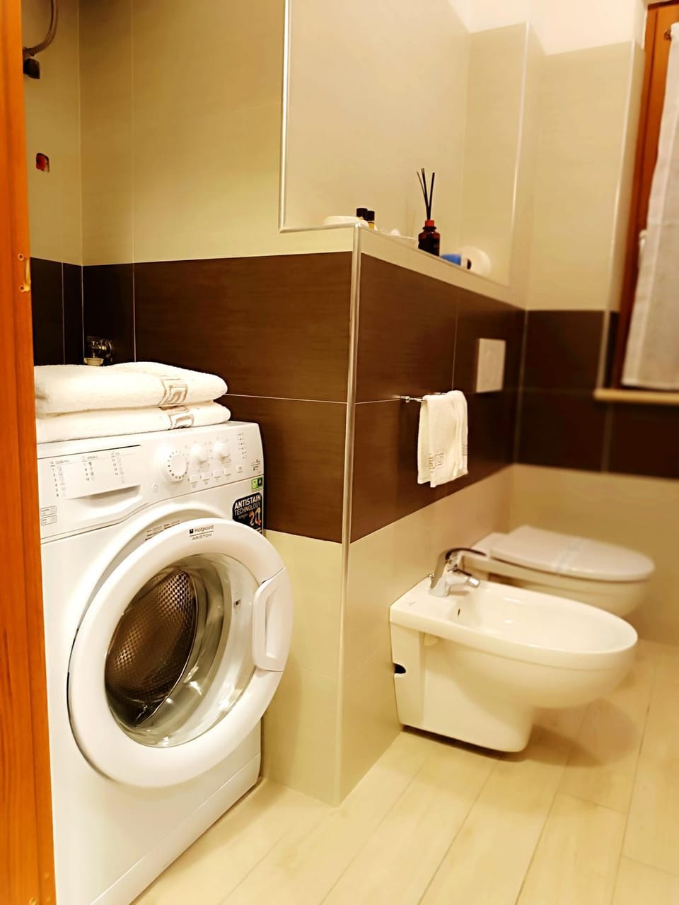 Toilet, Bathroom, bidet, towels, washing machine