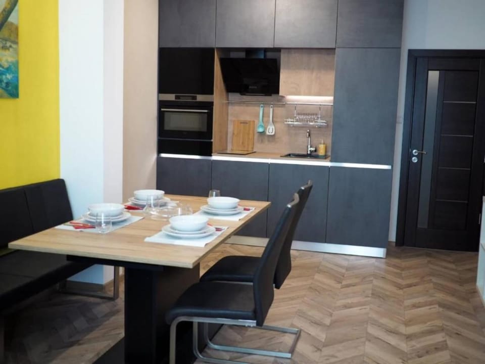 Kitchen or kitchenette, Dining area