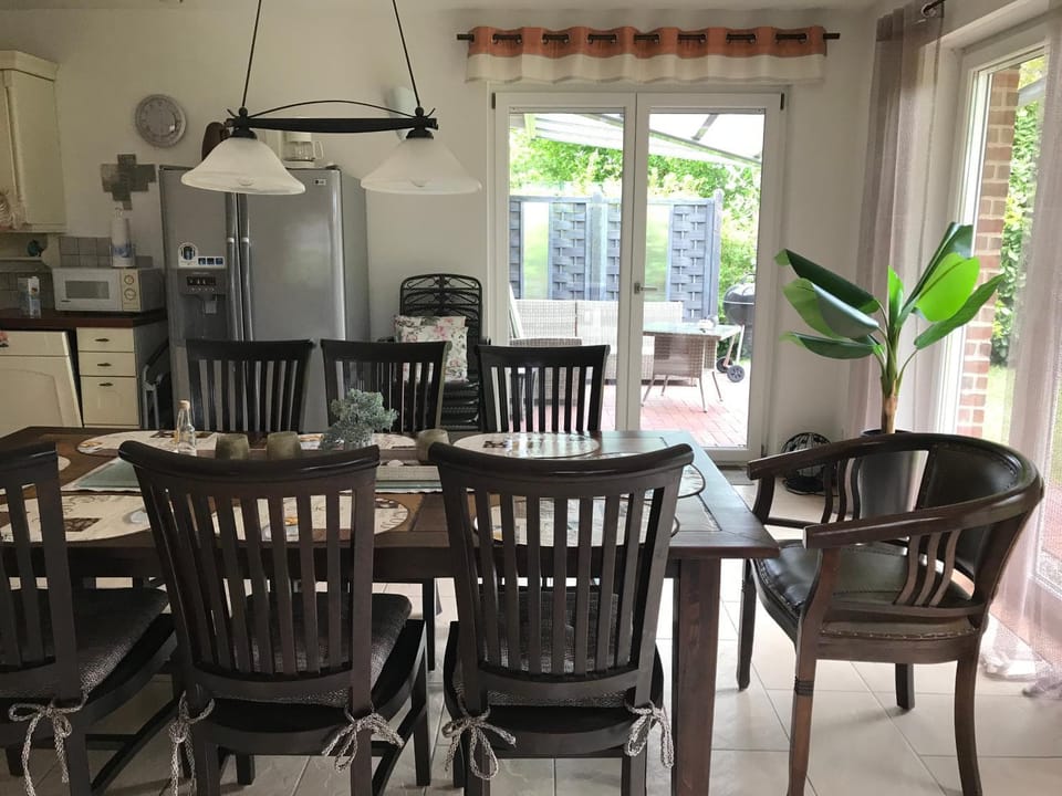 Seating area, kitchen