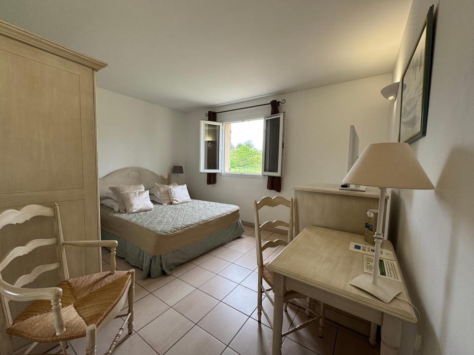 Bed, TV and multimedia, Photo of the whole room, Seating area, Bedroom