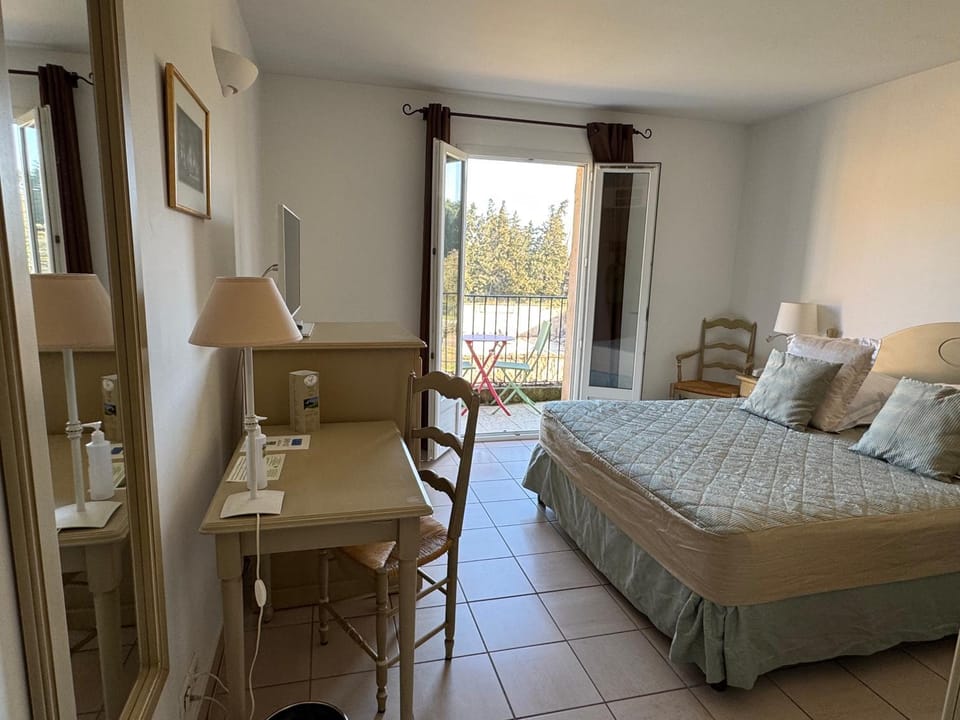 Bed, View (from property/room), Balcony/Terrace, Photo of the whole room, Seating area, Bedroom