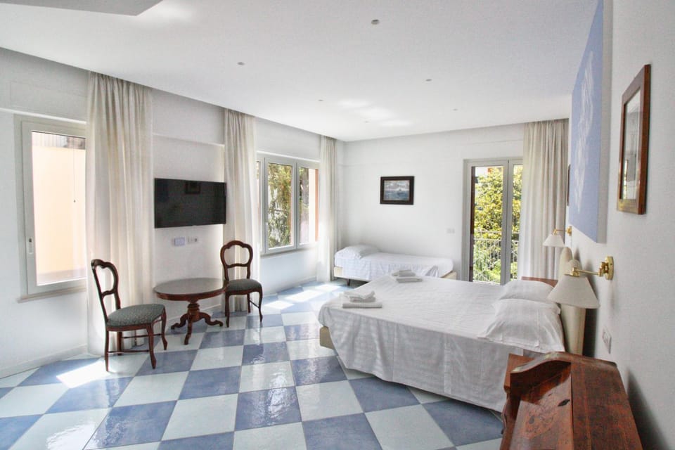 Bed, TV and multimedia, Photo of the whole room, Bedroom, towels