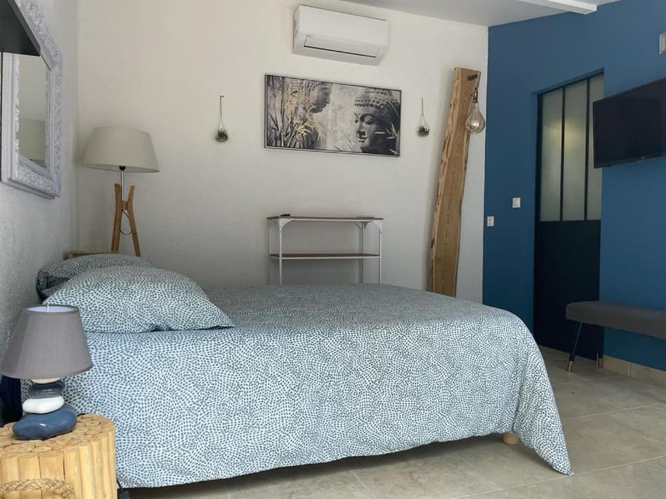 Bed, TV and multimedia, Photo of the whole room, air conditioner