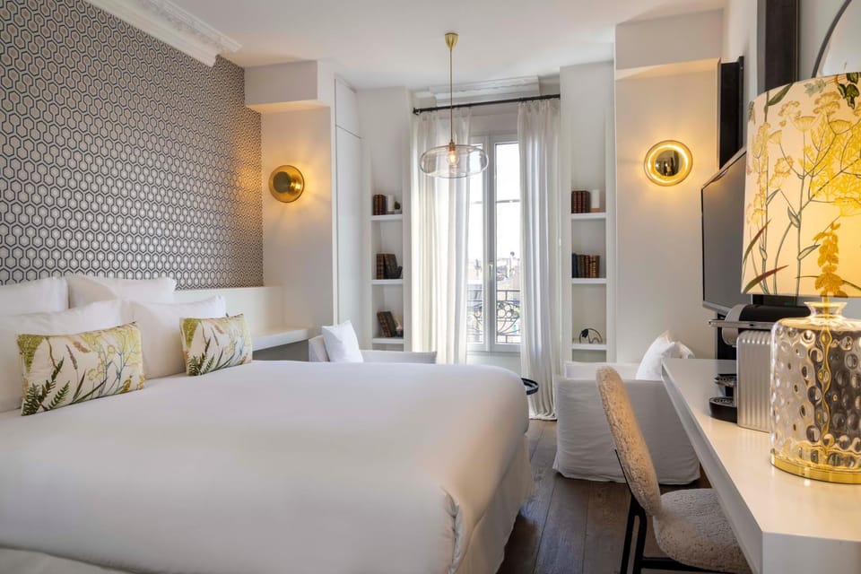 Photo of the whole room, Bedroom