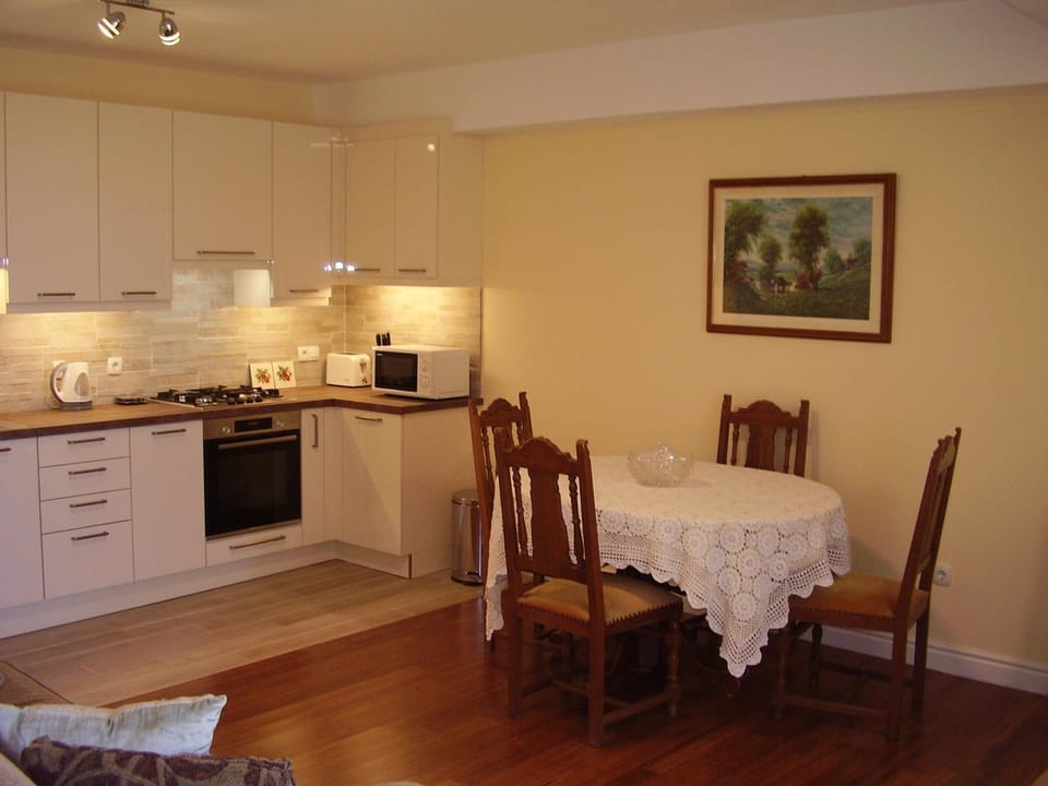 Kitchen or kitchenette, Dining area