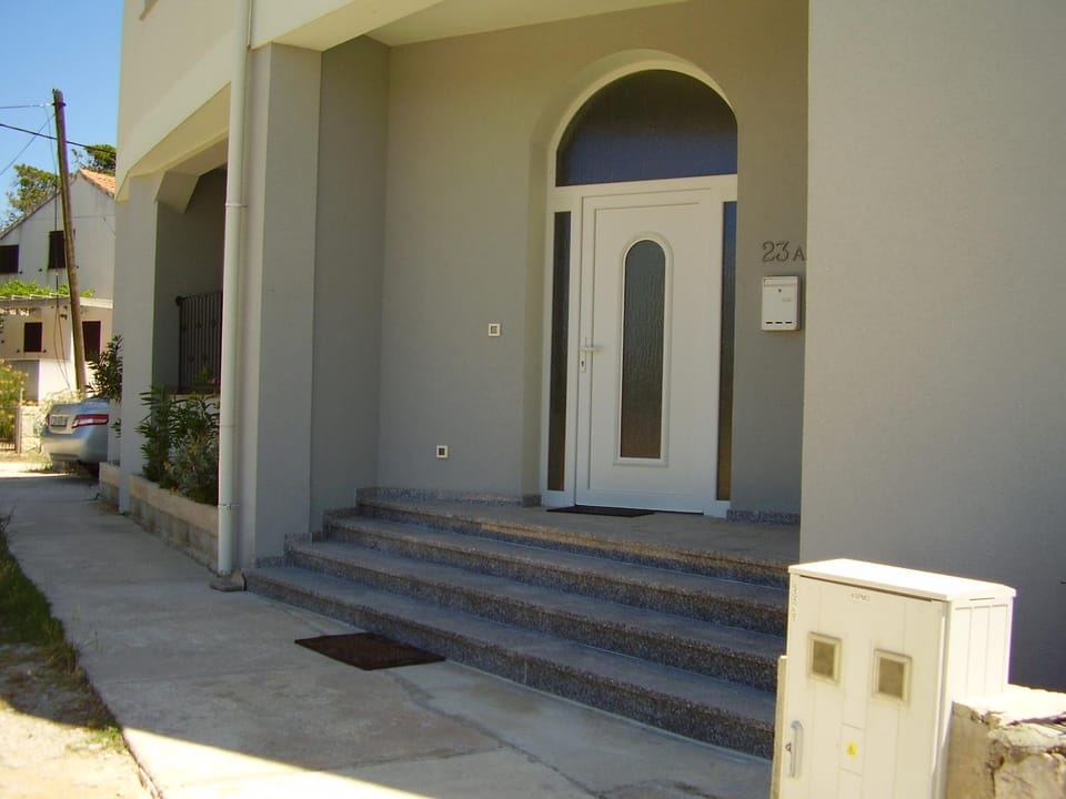 Facade/entrance