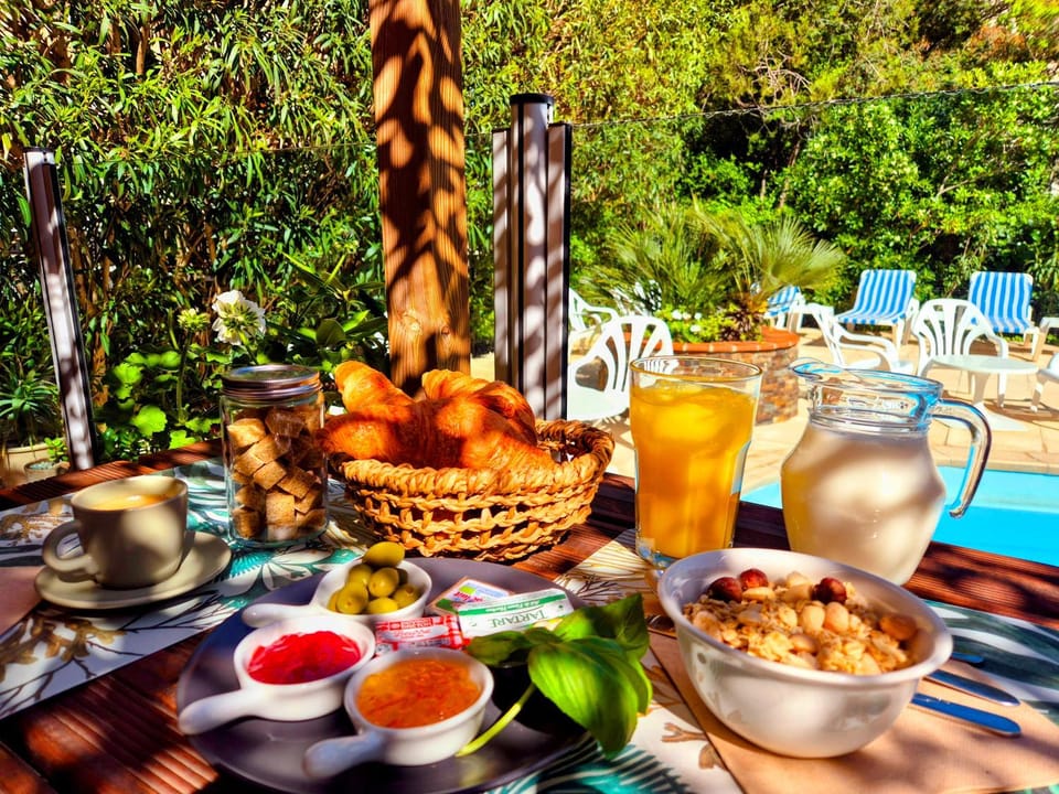 Property building, Patio, Day, Food and drinks, Food, Pool view, Swimming pool, Breakfast, Drinks