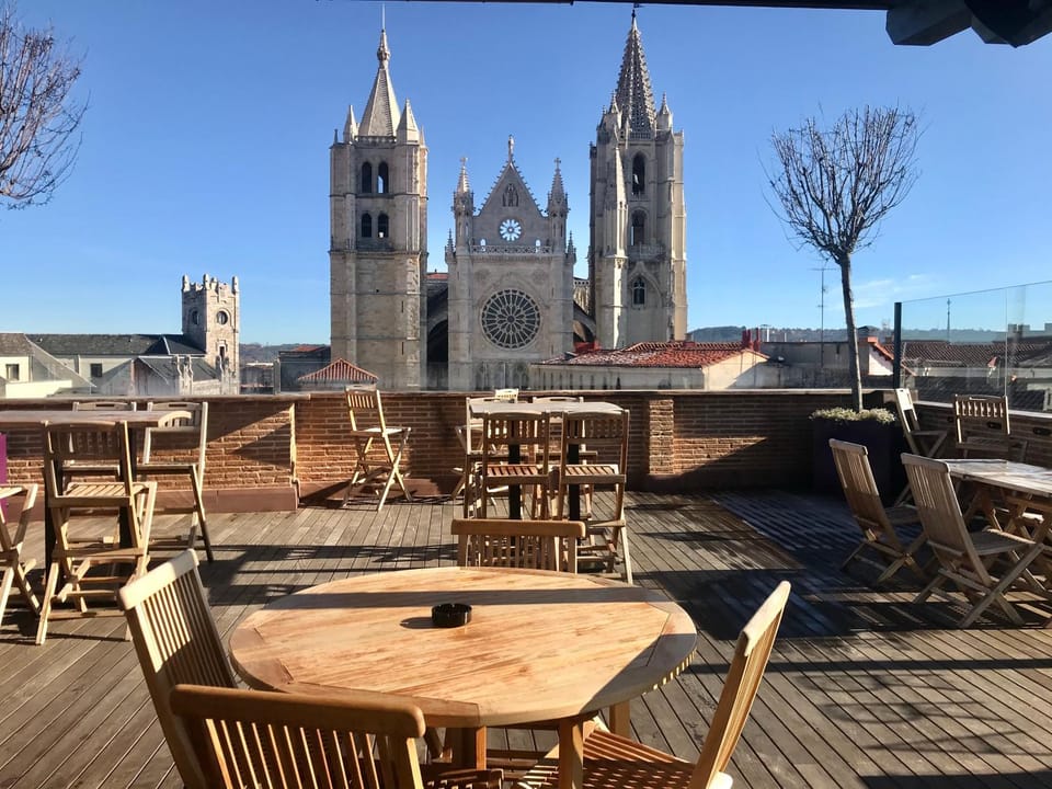 Restaurant/places to eat, Balcony/Terrace, City view, Landmark view
