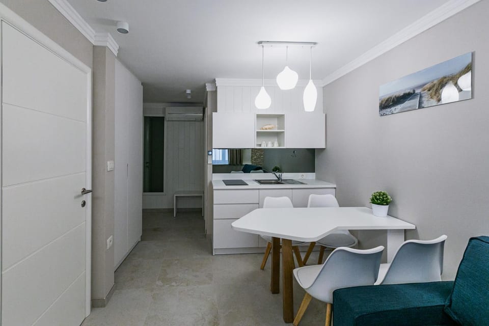 Kitchen or kitchenette, Living room, Seating area, Dining area