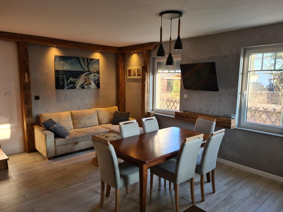 Communal lounge/ TV room, TV and multimedia, Seating area, Dining area