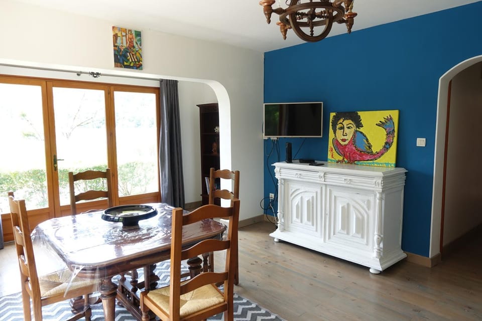 Communal lounge/ TV room, Dining area, Lake view