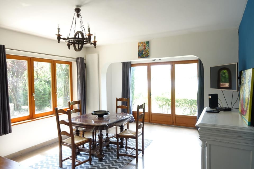 Living room, Seating area, Dining area
