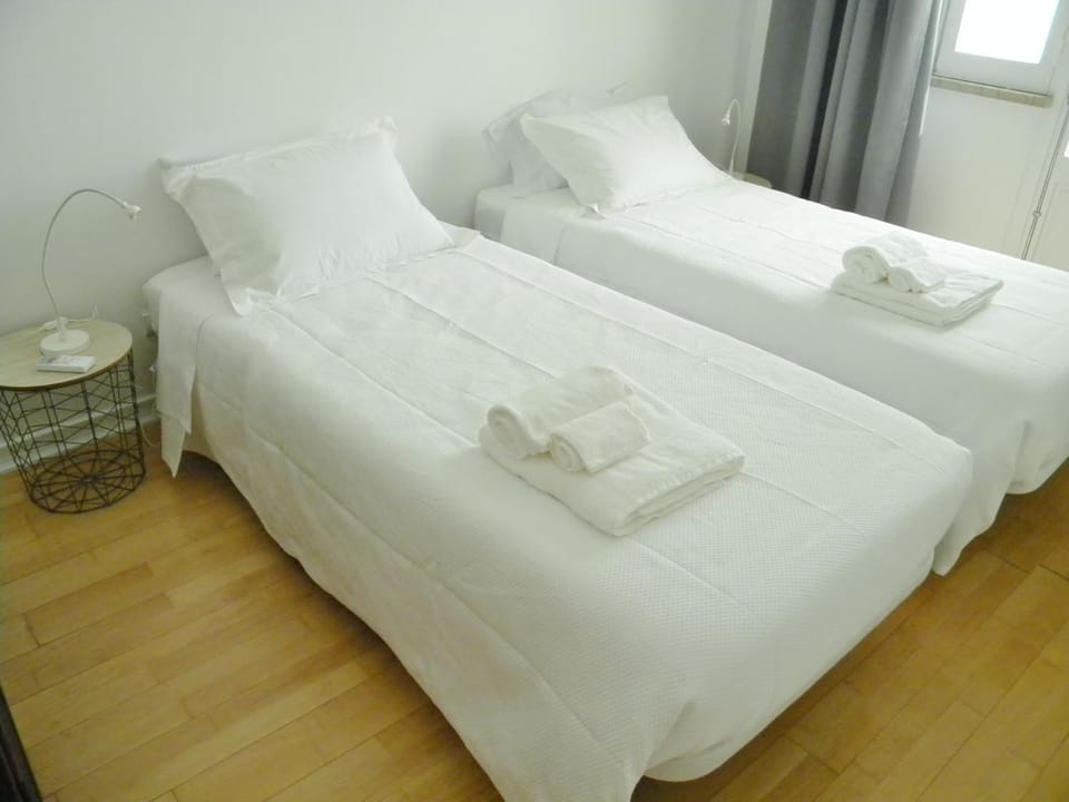 Bed, Photo of the whole room, Decorative detail, Bedroom