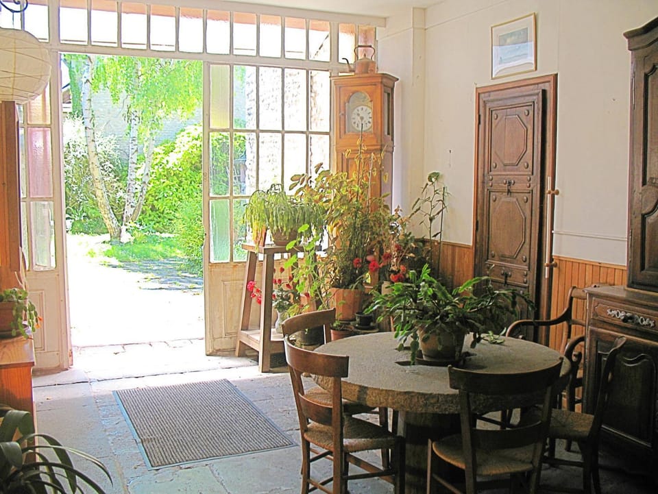 Facade/entrance, People, Bathroom, Kitchen or kitchenette, Living room