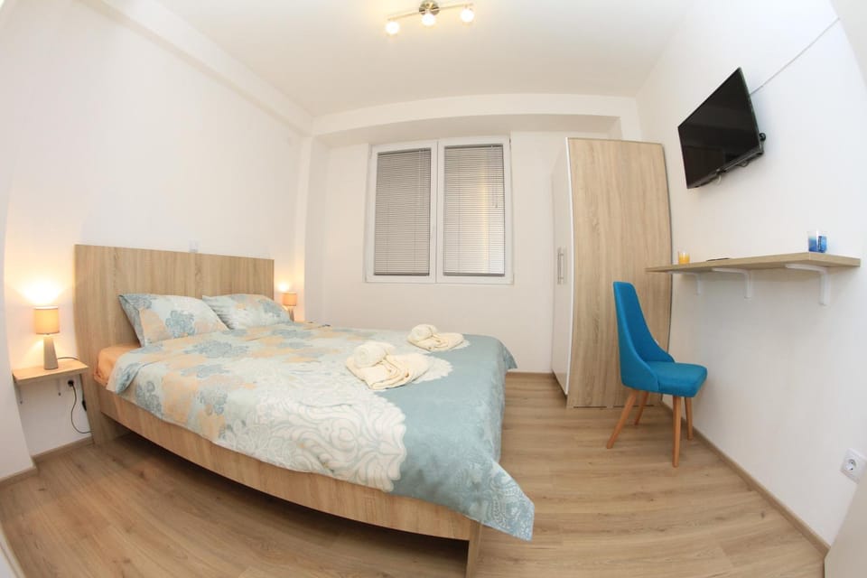 Bed, TV and multimedia, Bedroom, towels