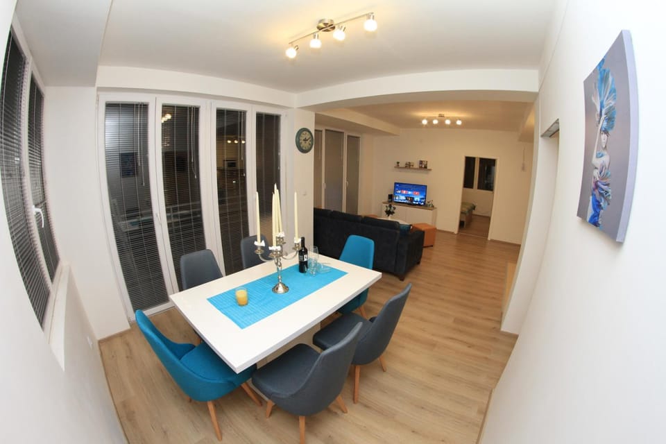 TV and multimedia, Living room, Seating area, Dining area