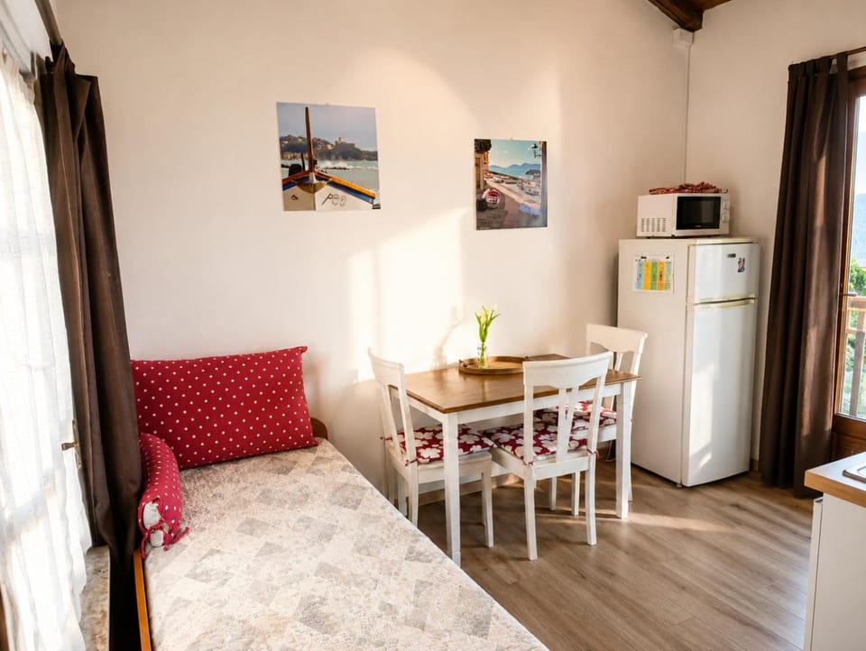 Bed, Dining area