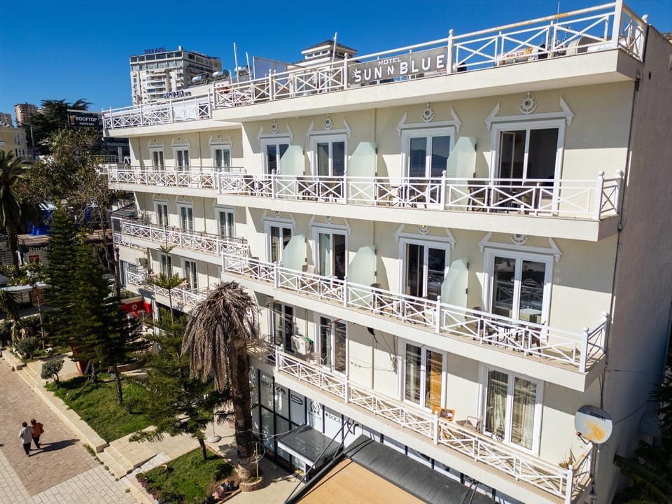 Property building, Day, Balcony/Terrace