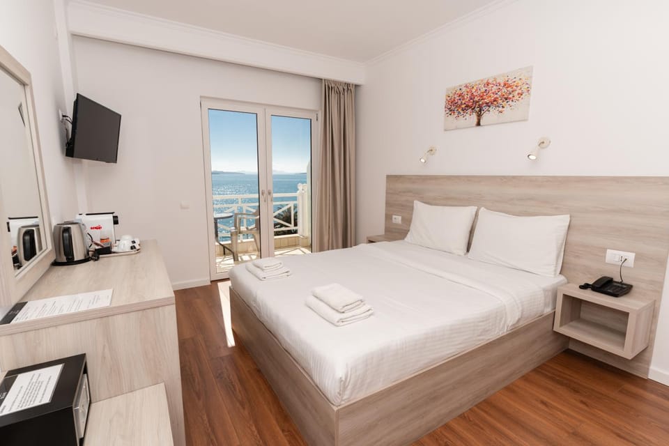 Bed, Natural landscape, TV and multimedia, Coffee/tea facilities, Photo of the whole room, Bedroom, towels
