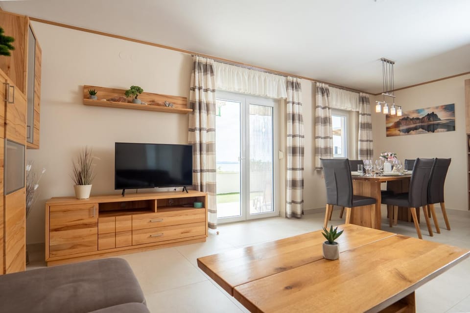 TV and multimedia, Living room, Seating area, Dining area, Evening entertainment