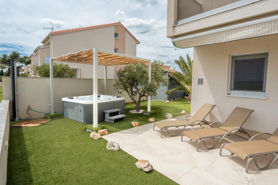 Property building, Garden, Garden view, sunbed
