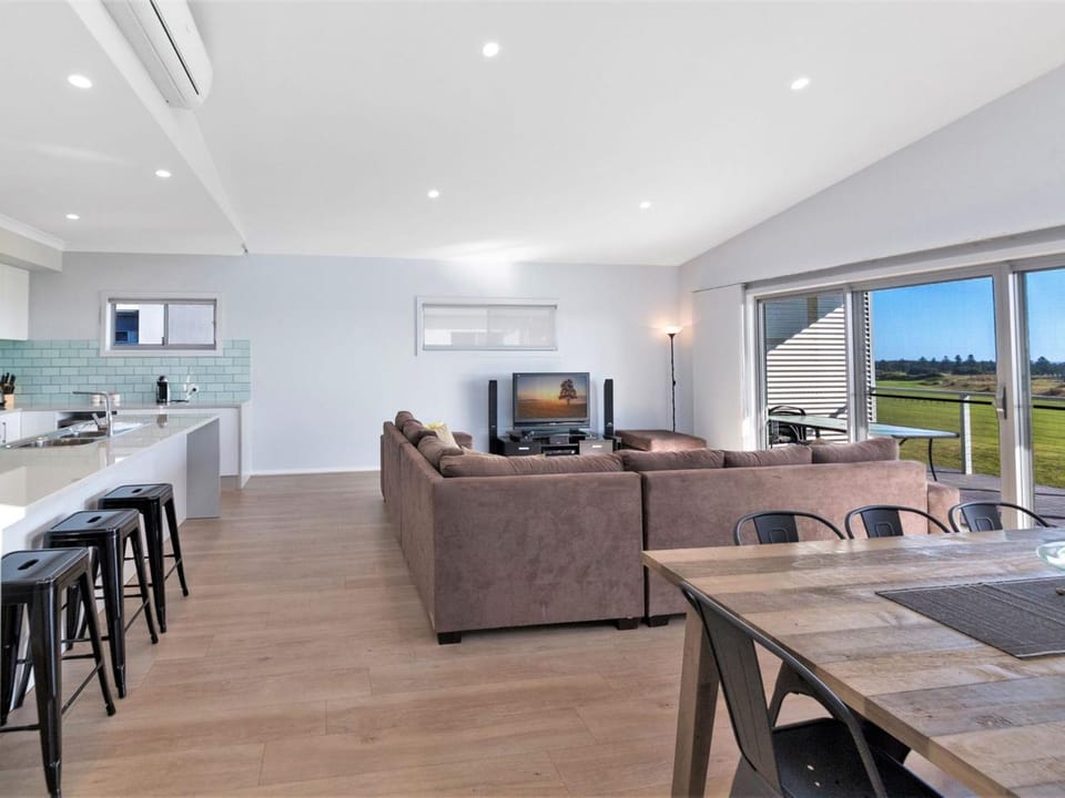 50 Turnberry Drive House in Carrickalinga