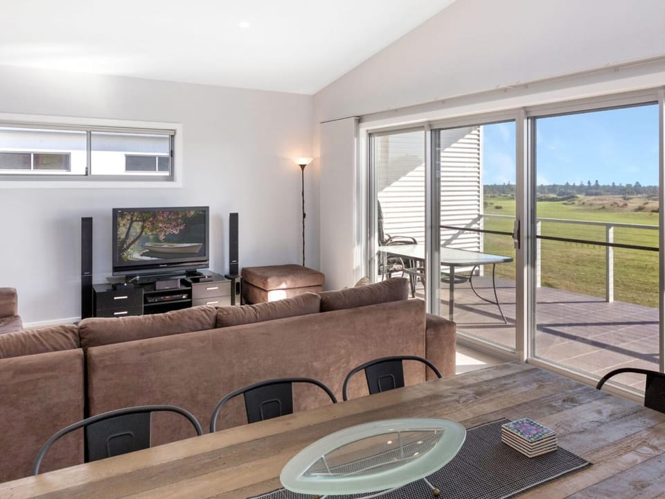 50 Turnberry Drive House in Carrickalinga