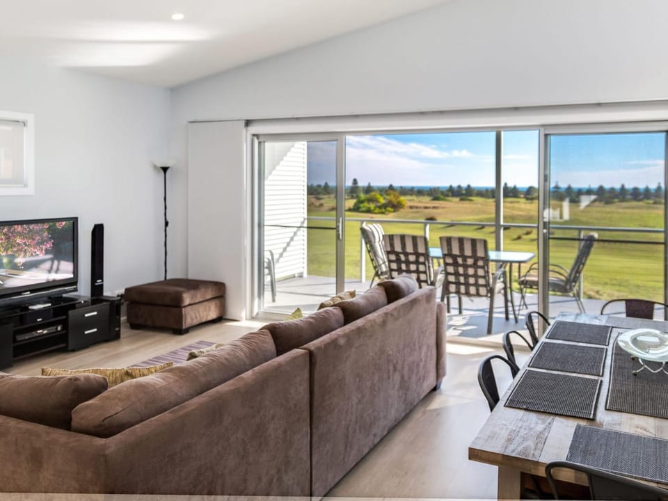 50 Turnberry Drive House in Carrickalinga