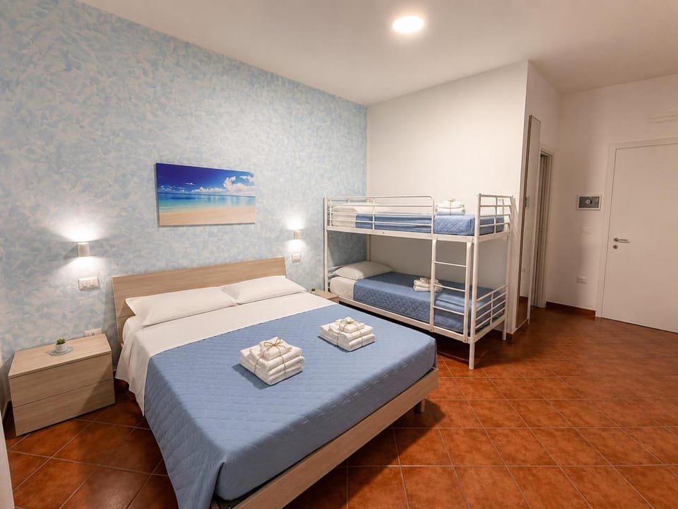 Bedroom, bunk bed