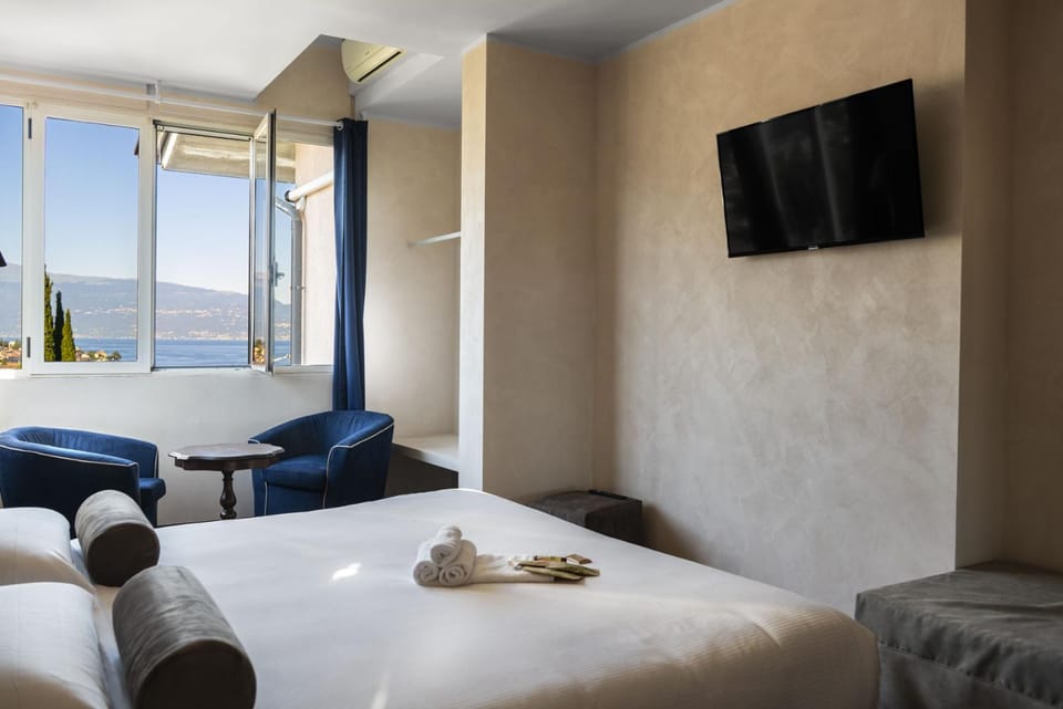 Bed, Sea view