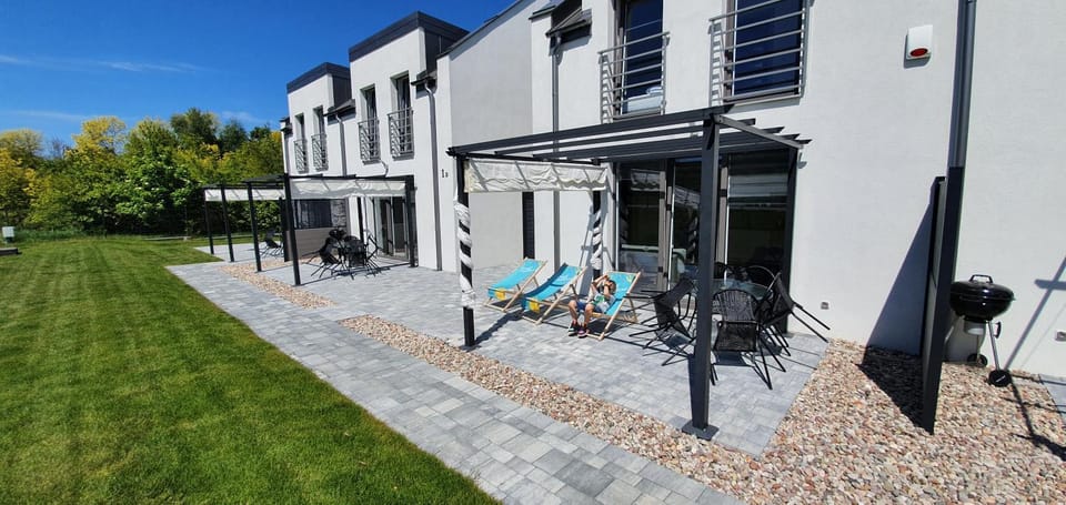 Property building, Patio, Spring, Day, Garden, Garden view, sunbed